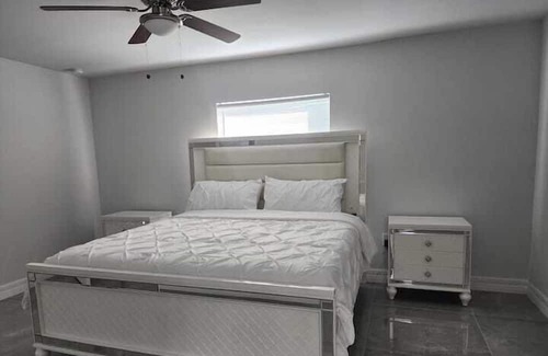 Harris Apartment | 3 Bedroom 747853 by Houzlet