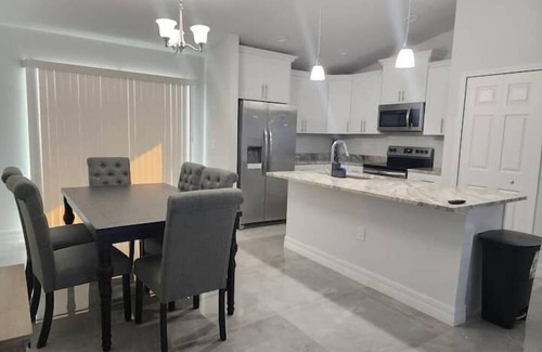 Harris Apartment | 3 Bedroom 747853 by Houzlet
