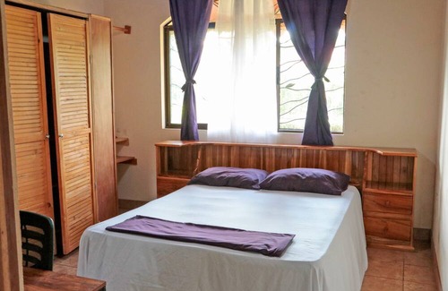 Canton Parrita House | Large family house, A/C, swimming pool, outdoor patio, minutes to the beaches!