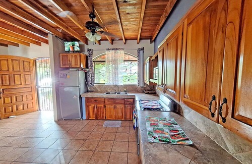 Canton Parrita House | Large family house, A/C, swimming pool, outdoor patio, minutes to the beaches!