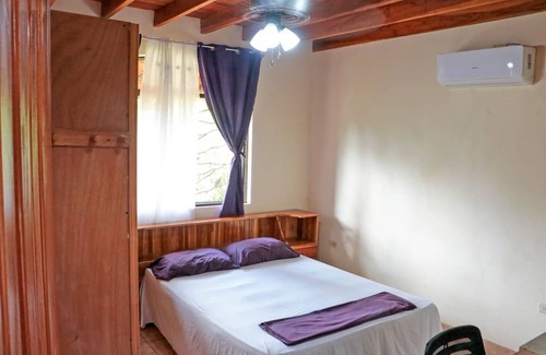 Canton Parrita House | Large family house, A/C, swimming pool, outdoor patio, minutes to the beaches!