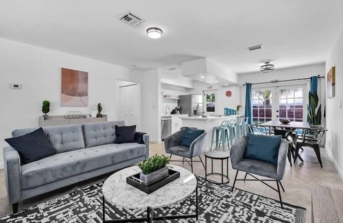 West Hollywood Apartment | 3 Bedroom 731645 by Houzlet