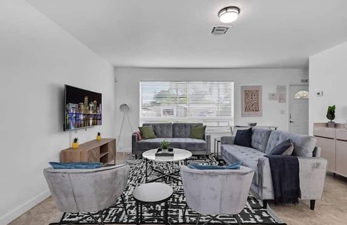 West Hollywood Apartment | 3 Bedroom 731645 by Houzlet