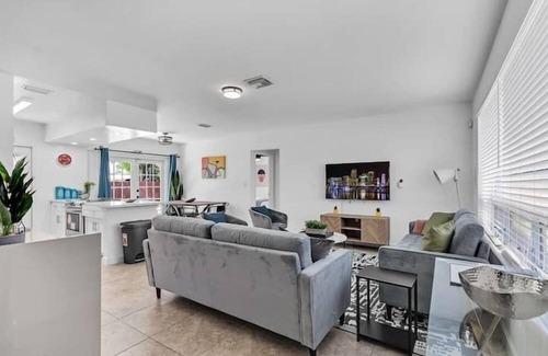 West Hollywood Apartment | 3 Bedroom 731645 by Houzlet