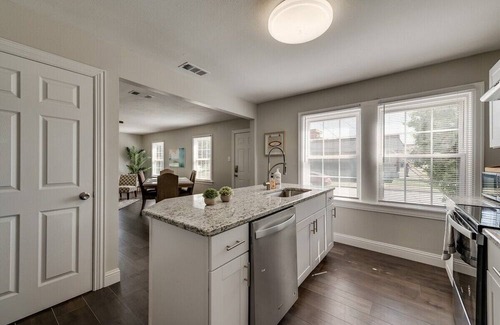 Oak Cliff House | Charming Home Perfect for Business /Leisure Travel