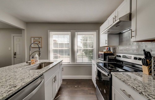 Oak Cliff House | Charming Home Perfect for Business /Leisure Travel