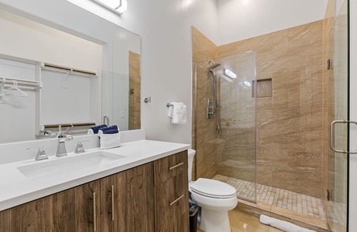 Cedars Apartment | Luxury Apartment - 1 King Bedroom 2 Full Bathrooms