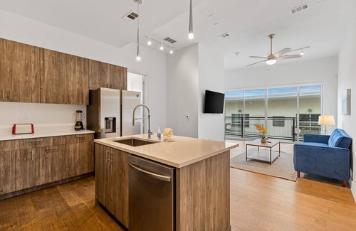 Cedars Apartment | Luxury Apartment - 1 King Bedroom 2 Full Bathrooms