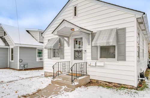Wausau Cottage | Cozy Wausau Home w/ Fireplace & Hot Tub Access