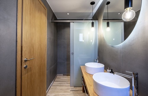 Paradisi Villa | Ra sto ni /’raston′ē/, n The art of doing nothing