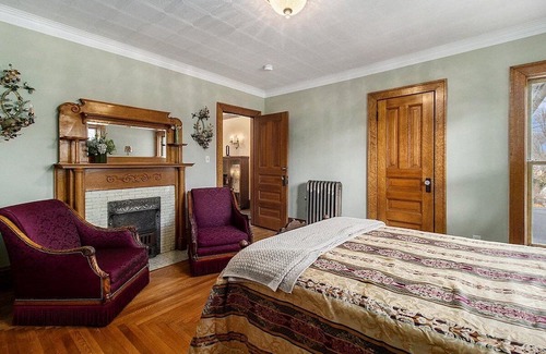 Manistee Bed & Breakfast | The Chandelier Bed & Breakfast