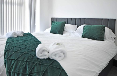 Burslem House | Potter's Rest: Explore the Potteries from this Wonderful Modern 4-Bed House!