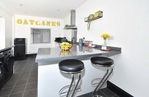 Burslem House | Potter's Rest: Explore the Potteries from this Wonderful Modern 4-Bed House!