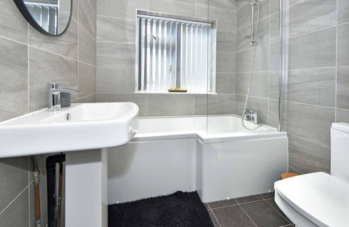 Burslem House | Potter's Rest: Explore the Potteries from this Wonderful Modern 4-Bed House!