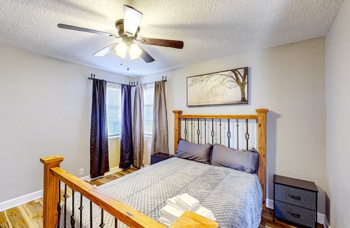 Fernandina Beach House | Bright & charming getaway with generous yard, W/D, & deck - near beaches & golf