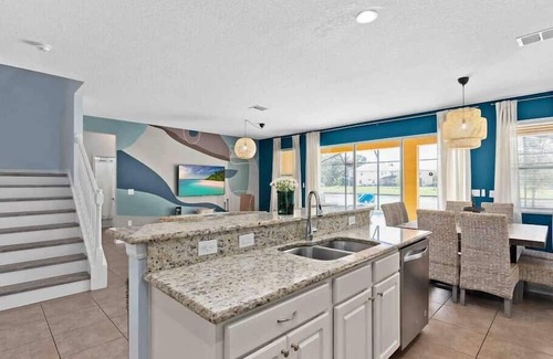 Veranda Palms House | SUPER BOHO 45- 8BDR/6BA SLEEPs 28 W/AMENITYs PASS!