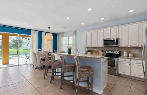 Veranda Palms House | SUPER BOHO 45- 8BDR/6BA SLEEPs 28 W/AMENITYs PASS!