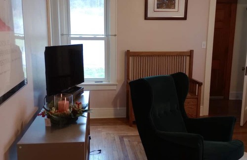Honesdale House | Grove Cottage, a Cozy Cape Cod, 3/4 mi to Honesdale. Cat-friendly. BBQ. Parking.