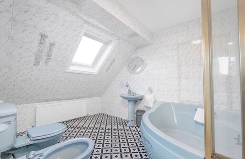 Squirrel's Heath House | Modern villa, sleeps 10, 2 bathrooms, park 3 vans