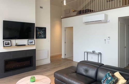 Owl's Head Ski Resort Condo | Ski-In/Ski-Out. Owl's Head New Penthouse - View on Mountain & Lake