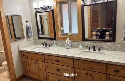 Chester House | Luxury Lake Front Home... West Lake Almanor: Dock, Kayaks, Big Lawn, FUN FOR ALL