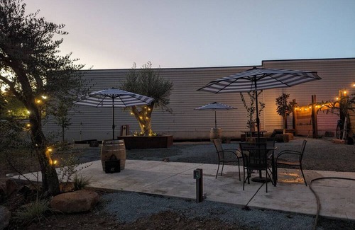 Placerville Apartment | #3 Ore Room Harper Inn · Restored 1940 Motel Full Kitchen w/ Free Bikes