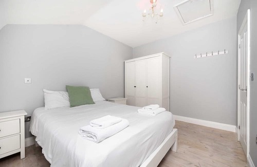 Camberwell Green Apartment | Chic 2BR London home where comfort meets style