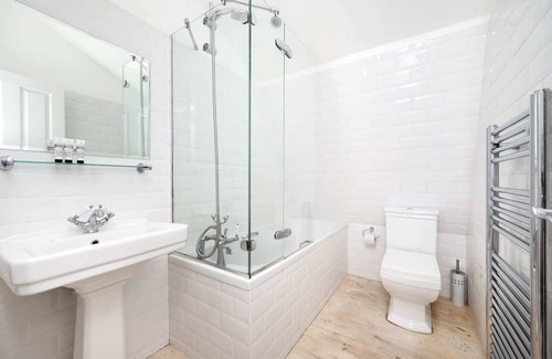 Camberwell Green Apartment | Chic 2BR London home where comfort meets style