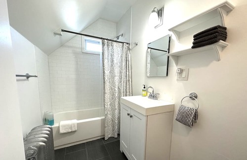 Queens House | Charming two bedroom monthly rental in the heart of Rockaway Beach!