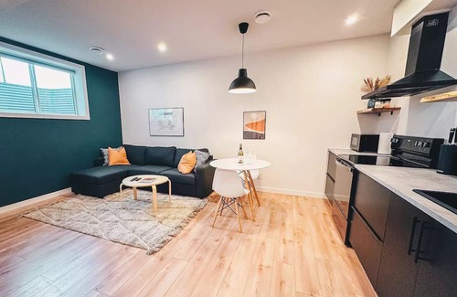 Cochrane House | Stylish New Suite next door to the Rockies