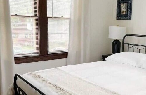 Victory Apartment | Cozy Stylish Renovated & Convenient 2bd Apartment for Monthly Stays