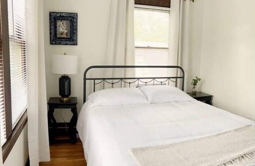 Victory Apartment | Cozy Stylish Renovated & Convenient 2bd Apartment for Monthly Stays