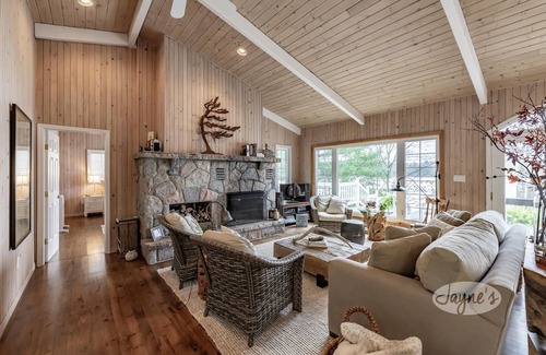 Muskoka Lakes Cottage | 5 bed 4 bath cottage on Lake Muskoka, Southwest exposure! 2 slip boathouse!