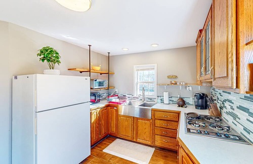 Tower Heights Cottage | Vintage Route 66 cottage with deck, views, yard games - near downtown