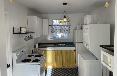 Port Dalhousie House | Cozy waterfront retreat amid Niagara's best wineries. Small pets allowed!