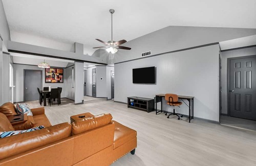 League City House | New Listing/NASA/ 4br 2ba 2000sq Sleeps10, Pet Friendly,Monthly discounts