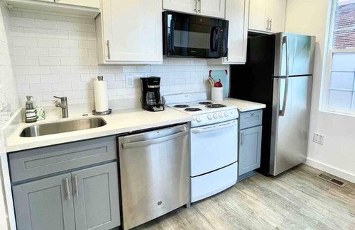 Hilltop House | Dr. Murray's Office - Pristine Hilltop Home Close to Hospitals and Light Rail