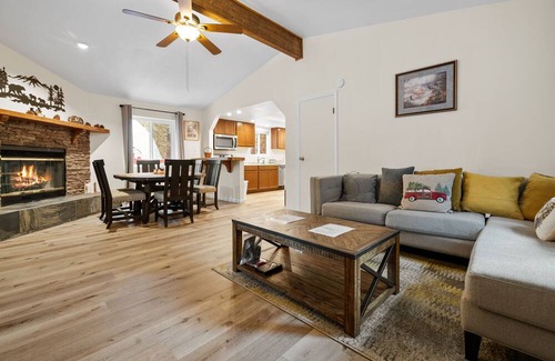 Woodlands Cabin | Mountain Getaway- Classic mountain cabin, cute and cozy with a fenced yard