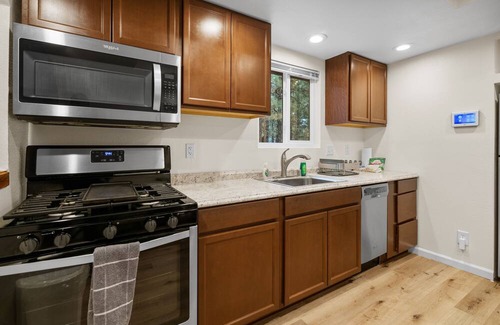 Woodlands Cabin | Mountain Getaway- Classic mountain cabin, cute and cozy with a fenced yard