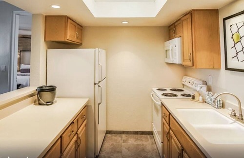 Historic Tennis Club Condo | Luxury 2 Bed /2Bath Palm Springs Tennis Club