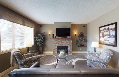 East Kootenay Condo | Fully furnished 2-bed/2-bath condo in Radium Hot Springs, BC, CAN - sleeps 6.