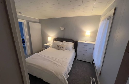 Macomb House | Daisy Petal Pet Friendly 3 Bedroom 1 Bathroom Single Level Close to Downtown