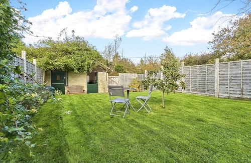 Ningwood Cabin | Little Brook - a cabin that sleeps 2 guests in 1 bedroom