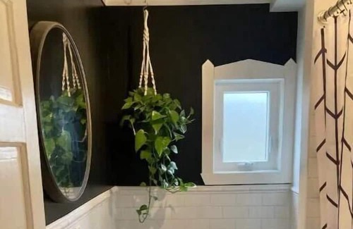 Greenwood - Coxwell Apartment | Cozy Leslieville Room