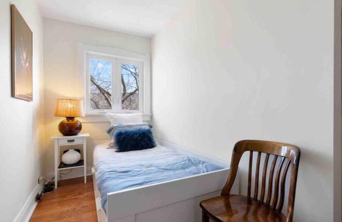 Greenwood - Coxwell Apartment | Cozy Leslieville Room