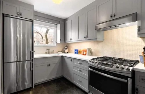 Greenwood - Coxwell Apartment | Cozy Leslieville Room