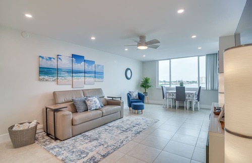 Palma del Mar Condo | Stylish St Petersburg Condo w/ Balcony + Bay Views