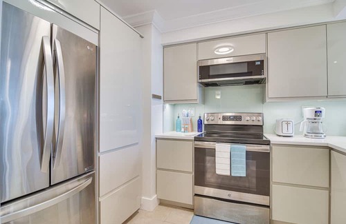 Palma del Mar Condo | Stylish St Petersburg Condo w/ Balcony + Bay Views