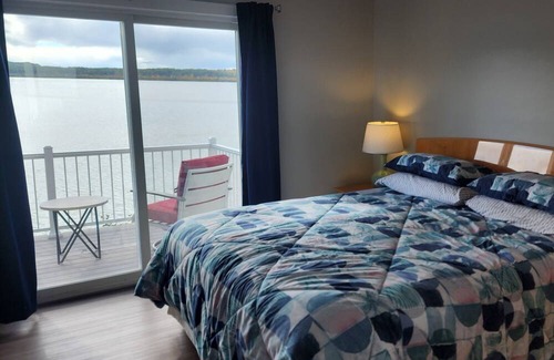 Arcadia House | Waterfront House, AC, Newly Remodeled, 8 Kayaks, 4 SUP, Rowboats