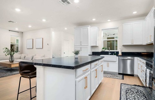 Willow Creek House | Modern 4BR Home Nr Airport / DT w/ Fire Pit
